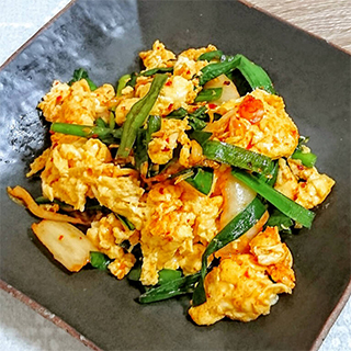 キムチ入りニラ玉