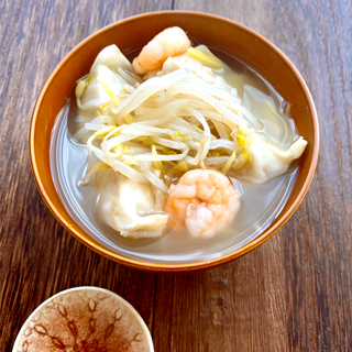 一品で満足感たっぷり！えび餃子スープ