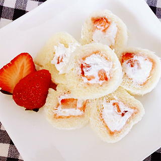 苺たっぷり食パンミニロールケーキ